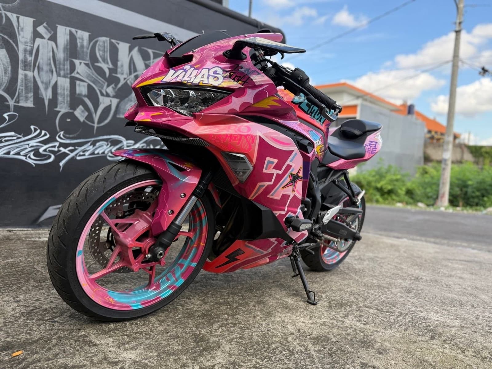 Kawasaki ZX-25R in pink candy